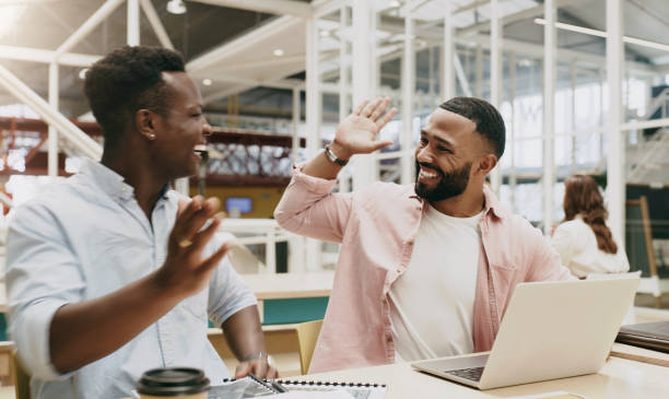 ビジネスマン、ハイタッチ、スタートアップでのパートナーシップ、成功、コラボレーション、またはwebデザインの仕事での幸せ。男、勝者の友人、そして現代のオフィスでのモチベーショ� - 最高 ストックフォトと画像